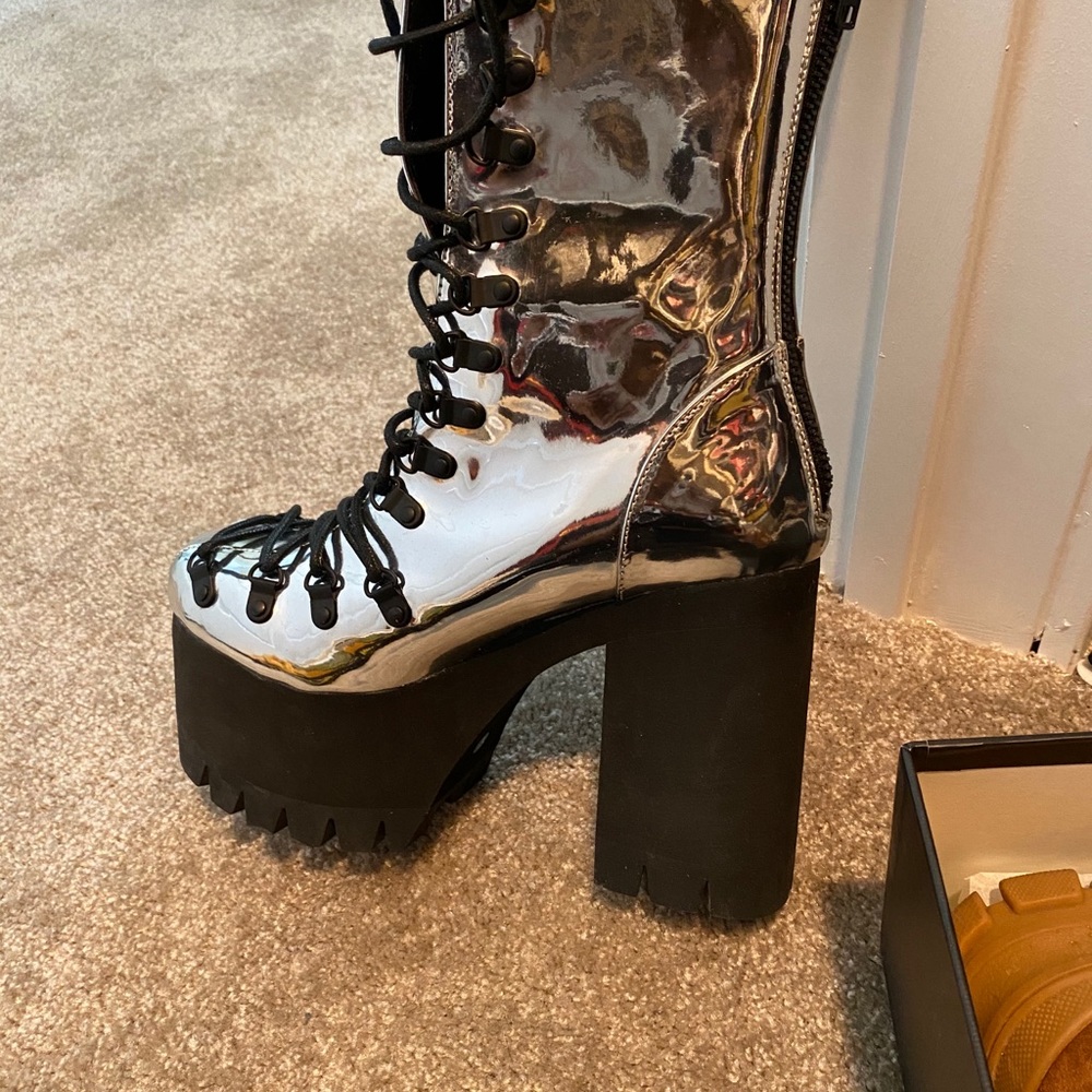 Moon boots